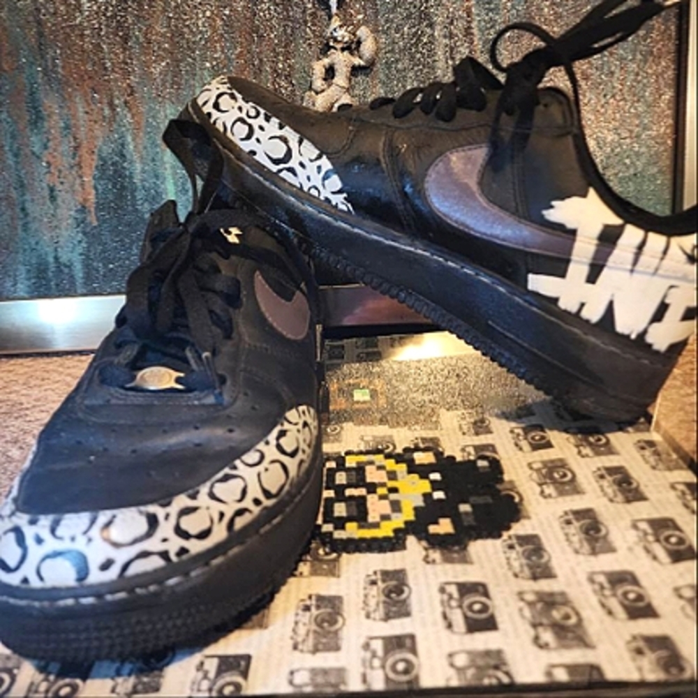 ⚡💥  Nike Air Force 1 Low Artist "Infected" Variant Sneaker, Black/White, US9.5⚡
